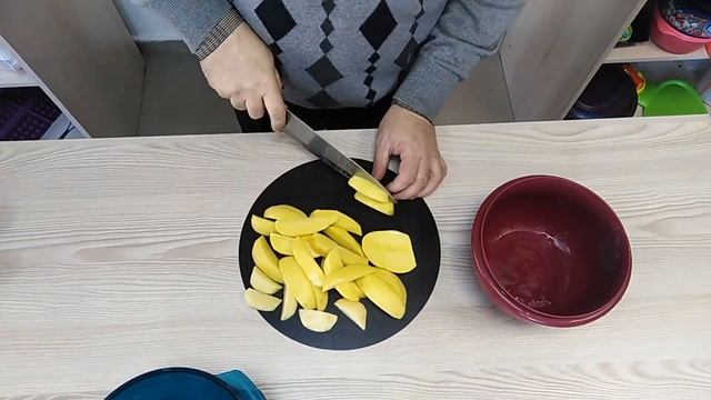 Запечённый минтай с картошкой в собственном соку.
