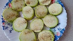 Кабачки с сосисками и колбасным сыром в микроволновке