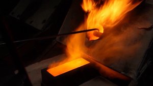 Как отливают золото в слитки