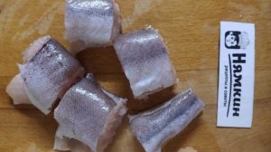 Тушеный хек с морковью и луком в казане