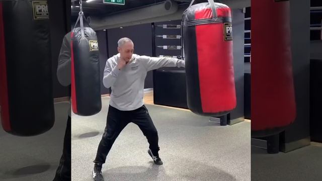 Бокс для Начинающих Работа передней ноги при ударе дальней рукой смотреть онлайн