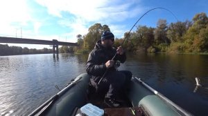 Джиг с лодки осенью на малой реке. Ловля щуки в октябре спиннингом.  Река Сейм.