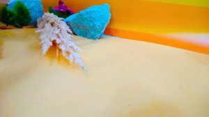 Влад и Никита играют с игрушечными машинками и строят гоночную трассу