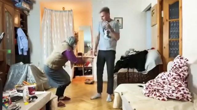 как бабушка бьёт сына смотреть онлайн