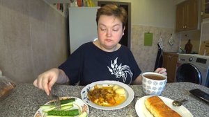 Мукбанг ЗАВТРАК и ОБЕД в одном флаконе ?? Гуляш по венгерски от Вована ХОРОШ