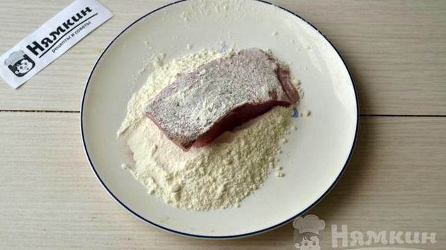 Судак жареный с морковью, луком и помидорами