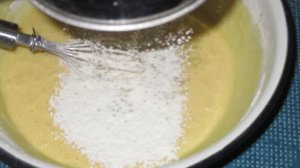 Шарлотка на сметане с бананами