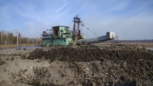 Золотодобывающая драга на реке Пышма