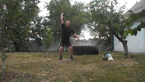 Приседания с гирей 32 кг над головой
