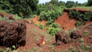 Возим красную глину и прыгаем в воду