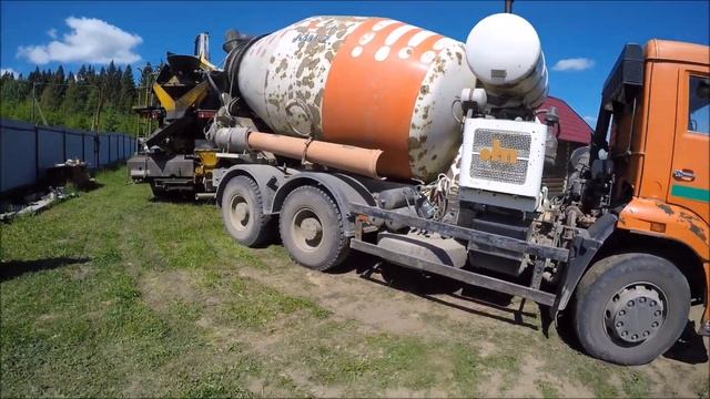 Заливка фундамента 28 кубов: 4 миксера и бетононасос