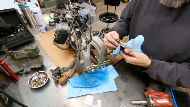 Subaru throttle body, EGR and injectors. Brief look at a Milwaukee m12 impact. Intake Part 1 смотреть онлайн