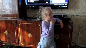 Детский стишок "Вышла курочка гулять"