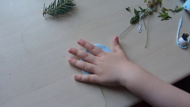 отпечатки растений на массе для лепки.
