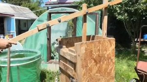 Прессование сена на самодельном прессе.