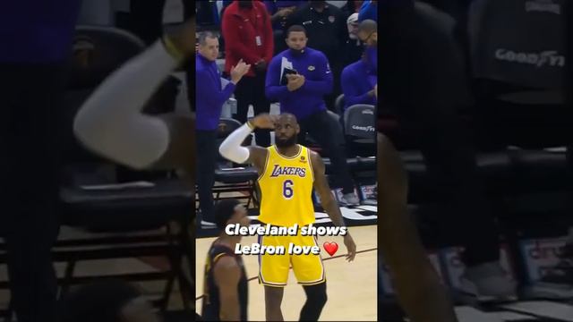 LeBron gets a standing ovation in Cleveland for passing Karl Malone on the all-time scoring list 👑