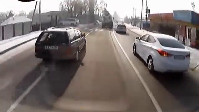 Алматы. Правильные и неправильные перестроения. Лада мечется по дороге 20150128 1124 смотреть онлайн