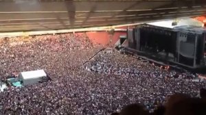 The stadium sings the Bohemian rhapsody...Стадион запел Богемскую рапсодию...