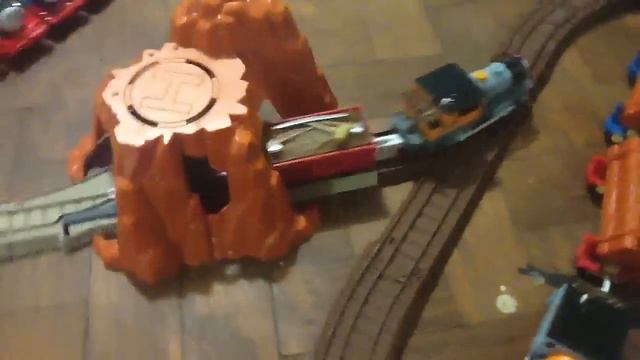 TrackMaster Bash and Dash at the Shake Shake Bridge смотреть онлайн