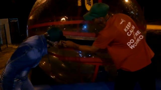 ОГРОМНЫЕ НАДУВНЫЕ ШАРЫ, Гигантские качели, КРОСС БОЛЛ, НОЧНЫЕ ПРИКЛЮЧЕНИЯ! смотреть онлайн