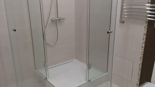 Угловая душевая из стекла с установкой на поддон из мозаики. Двустворчатая. Размеры 980x980x2000 мм смотреть онлайн