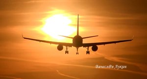 Две посадки взлёт конвейер, в огненном закате Ту-214ПУ-СБУС RA-64529