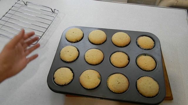 Капкейки/ Ванильные капкейки/ Капкейки с фруктовой начинкой смотреть онлайн