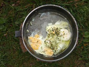 Яичница в чугунной сковороде на углях костра