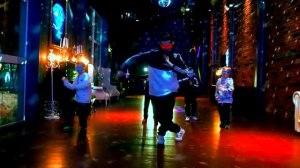 Детский танец роботов под руководством Joyneks