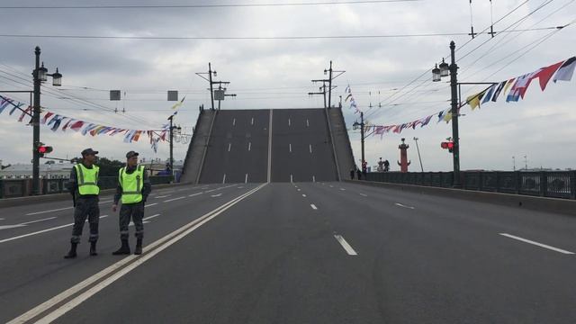 Развод Дворцового моста днем 28 июля 2017, перед репетицией военно-морского парада в Петербурге смотреть онлайн