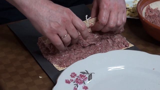 Мясные торпеды с омлетом. Рецепт для угольного гриля. смотреть онлайн