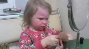 Губы красит девочка АЛИСА  I.mp4