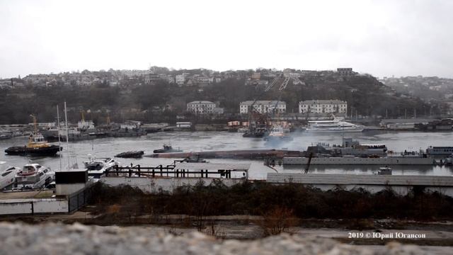 Опрокинувшуюся подлодку вывели из утонувшего дока в Севастополе