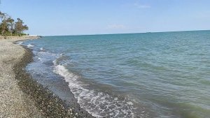 На берегу Чёрного моря в Абхазии