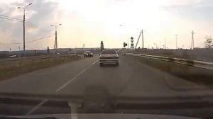 Мотоциклист врезался в легковой автомобиль.