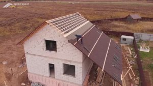 Строительство двускатной кровли из гибкой черепицы.