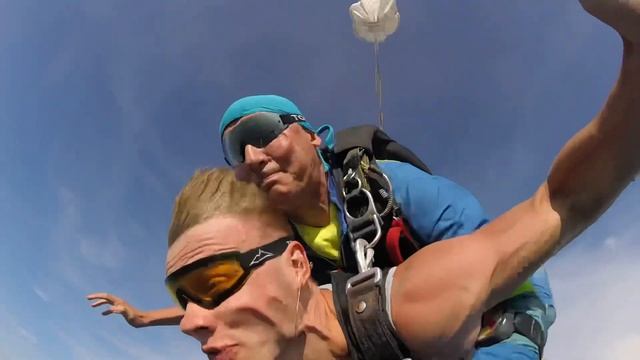 ПЕРВЫЙ ПРЫЖОК С ПАРАШЮТОМ | ФАНТАСТИКА смотреть онлайн