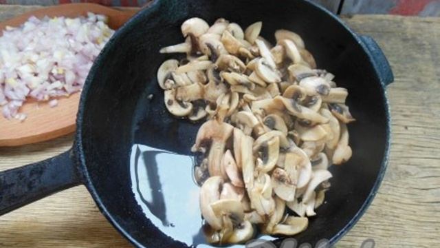 Жареные шампиньоны с луком