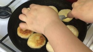 Пшённые биточки с киселём