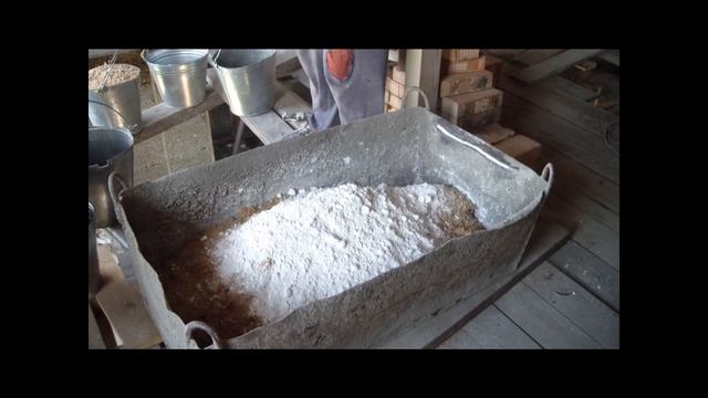 Утепление потолка. Смесью опилок и извести.