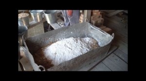 Утепление потолка. Смесью опилок и извести.