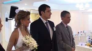 Молодожёнам по традиции родители перевязывают рушником руки