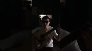 Слепой парень поёт песню Шатунова?