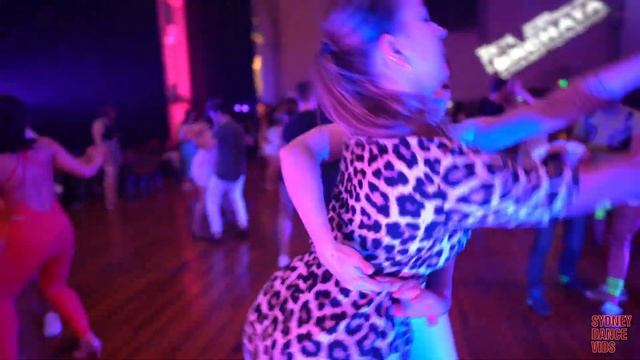 Kelsi Chow & Ieva Mila - Es Una Asesina - Chris Paradise DJ Limbo - Bachata sensual social dancing смотреть онлайн