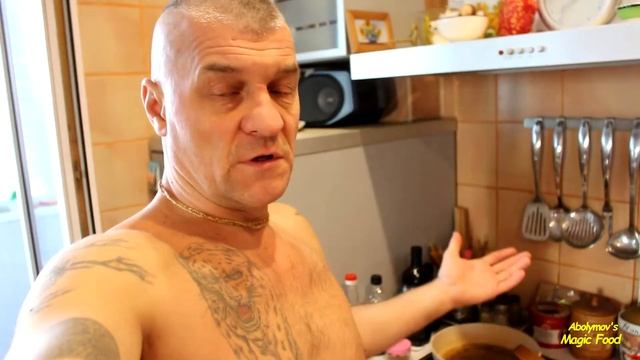 ПОДЖАРЕННЫЙ НА СКОВОРОДЕ ДОМАШНИЙ СЫР ПАНИР С ПОМИДОРАМИ, СПЕЦИЯМИ И ЛИСТЬЯМИ БАЗИЛИКА.