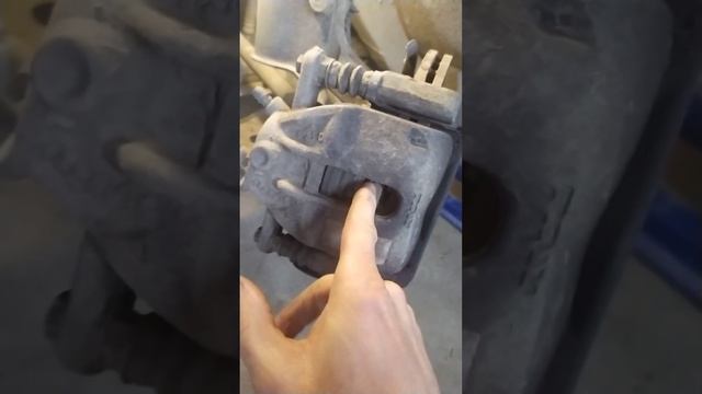 Лада Ларгус ,замена передних тормозных колодок. смотреть онлайн