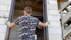 Установка Временной, Нестандартной, Металлической Двери в дом из Газоблоков.