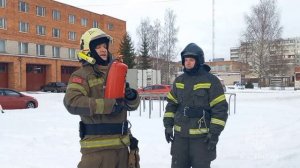 В рамках экскурсии псковские пожарныет напоминают школьникам правила пожарной безопасности