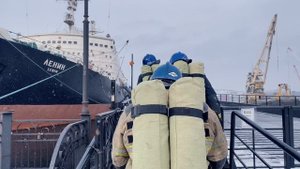 Огнеборцы на практике отработали эвакуацию экипажа и действия по тушению сложных пожаров на кораблях