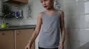 мальчик поёт и танцует